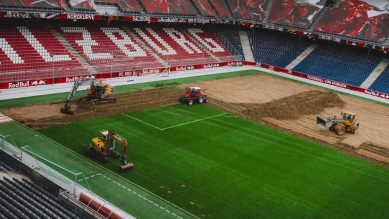 Baustelle in der Red Bull Arena: Bagger und Traktoren erneuern den Rasen