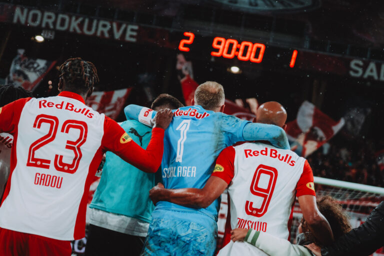 Joane Gadou, Alexander Schlager und Karim Onisiwo vom FC Red Bull Salzburg nach dem Spiel gegen Rapid Wien
