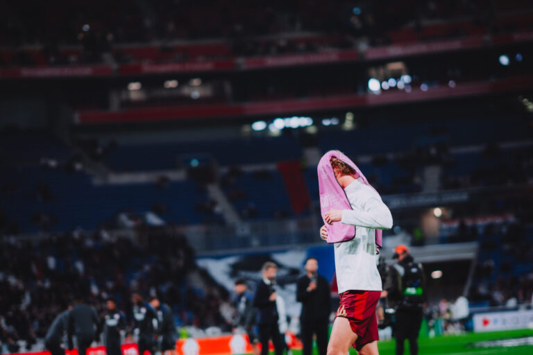 Maurits Kjærgaard vom FC Red Bull Salzburg beim Europa-League-Spiel bei Olympique Lyon