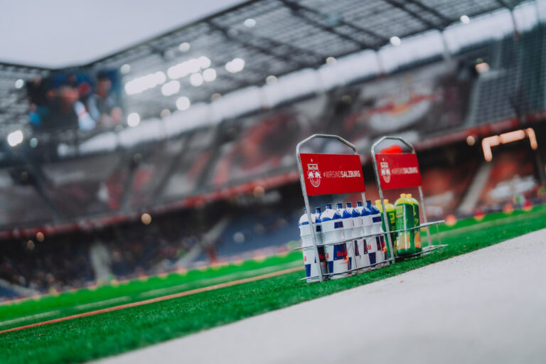 Innenansicht der Red Bull Arena vor dem Bundesliga-Spiel gegen den SV Ried
