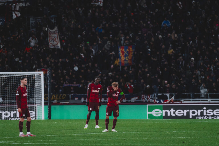 Oliver Luic, Joane Gadou und Mads Bidstrup vom FC Red Bull Salzburg beim Europa-League-Spiel in Bologna