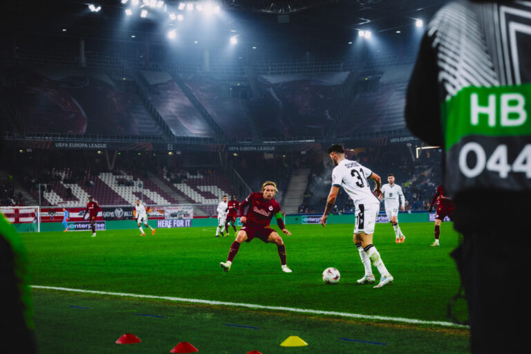 Mads Bidstrup vom FC Red Bull Salzburg beim Europa-League-Spiel gegen den FC Basel vor leeren Rängen