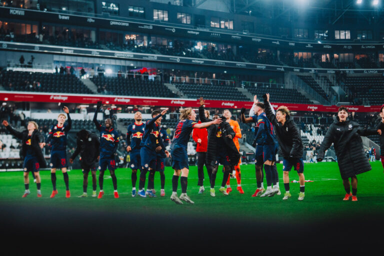 Mads Bidstrup, Karim Onisiwo, Damir Redžić und Sota Kitano vom FC Red Bull Salzburg nach dem Spiel beim LASK