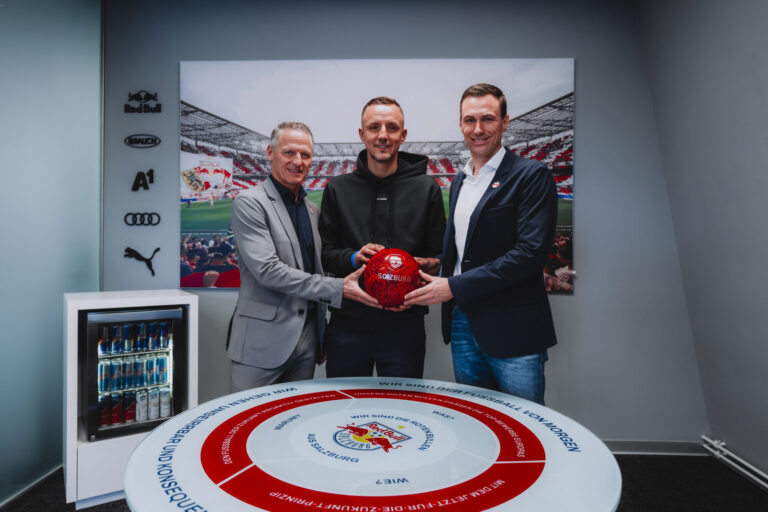 Daniel Beichler mit Stephan Reiter und Marcus Mann nach der Vertragsunterzeichnung in der Red Bull Arena