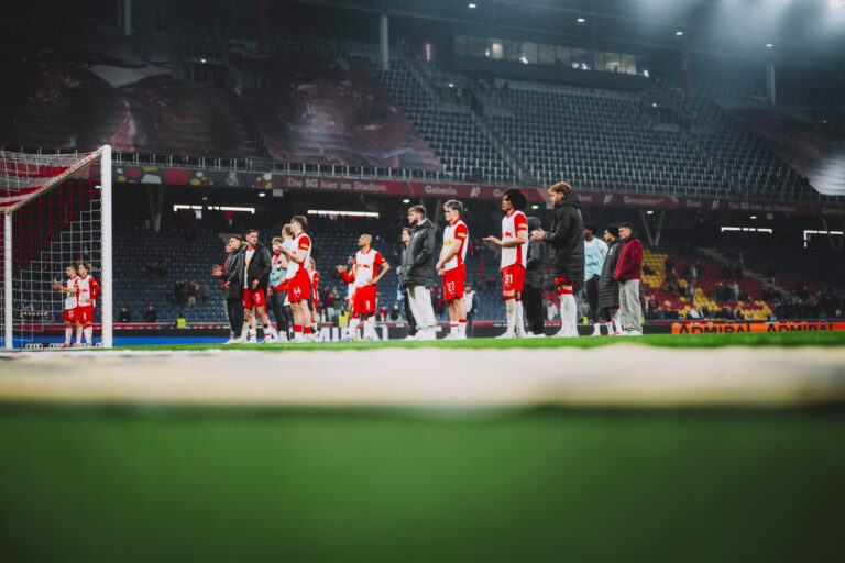 Mannschaft des FC Red Bull Salzburg beim Bundesliga-Spiel gegen den LASK in der Red Bull Arena