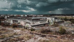 KI-generiertes Bild einer verfallenen, verlassenen Version der Red Bull Arena unter Gewitterhimmel
