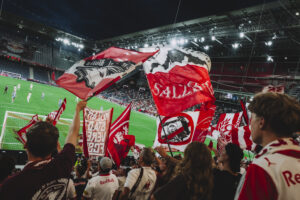Fans des FC Red Bull Salzburg beim Bundesliga-Spiel gegen den TSV Hartberg in der Red Bull Arena